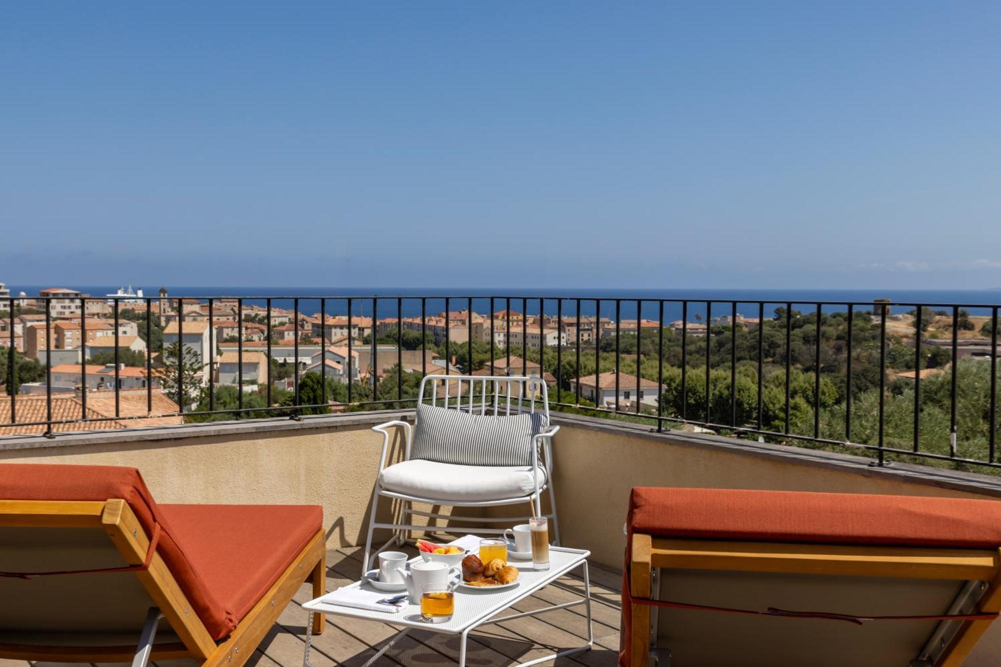 Hotel Restaurant Villa Josephine LʼÎle-Rousse エクステリア 写真